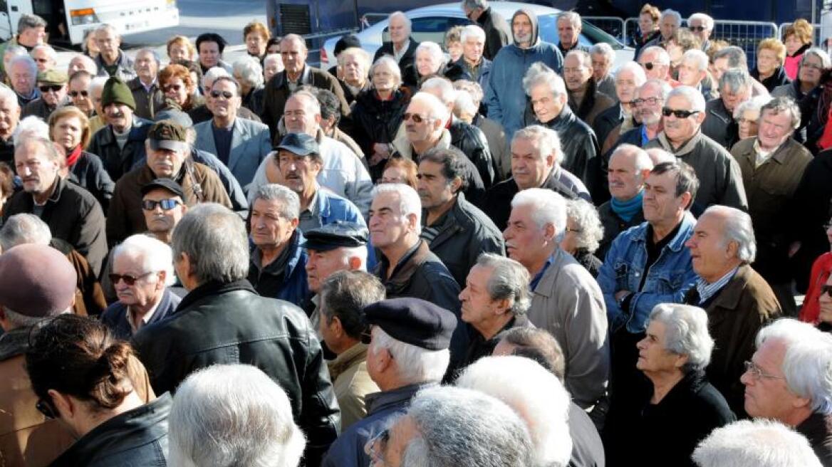 Χώρα-συνταξιούχων η Ελλάδα: Έτοιμη να εκραγεί η δημογραφική βόμβα